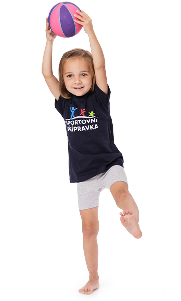 Dívka cvičí rovnováhu ve Sportovní přípravce